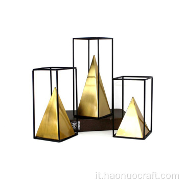 Ornamenti piramidali geometrici creativi con materiale in ferro